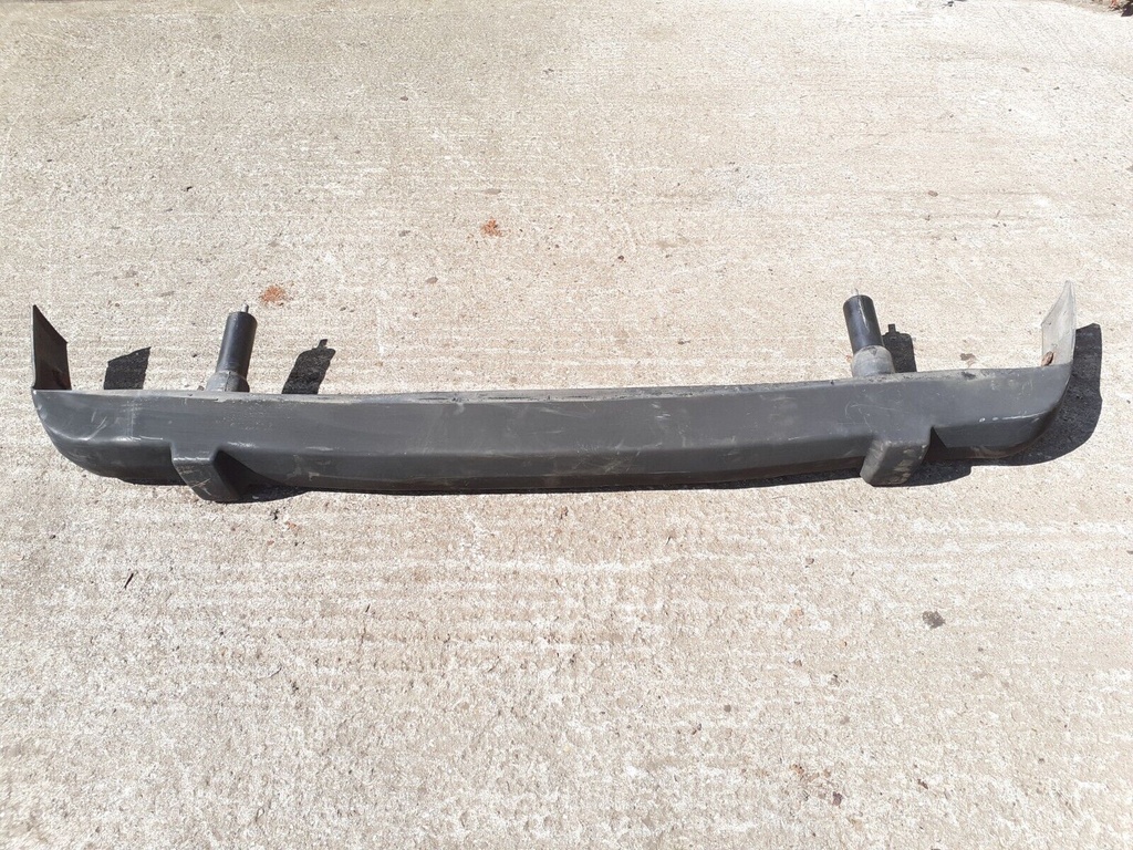 JAGUAR XJS PRE HE 1975-1980 REAR BUMPER BEAM RUBBER PLINTH TRIM CENTRE MOUNT