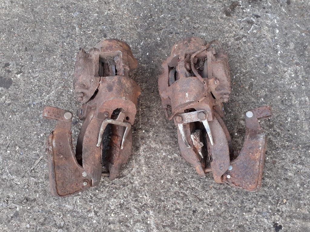 PAIR OF JAGUAR EARLY MK2 DUNLOP REAR HAND BRAKE CALIPERS AXLE 4HA