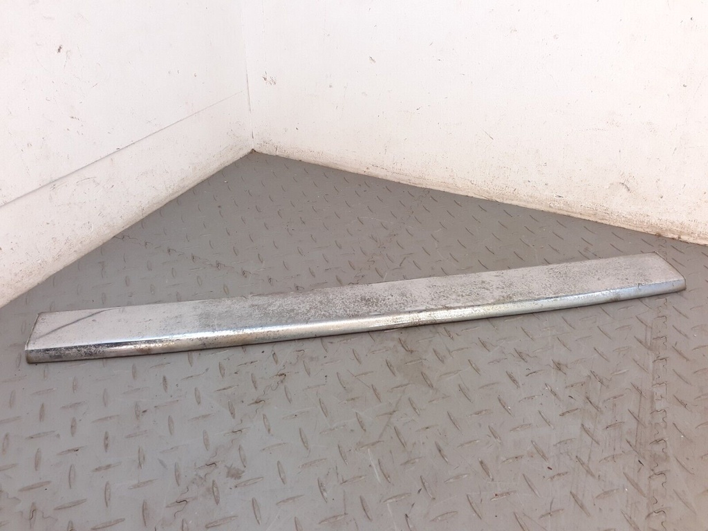 JAGUAR XJS PRE FACELIFT CENTRE REAR CHROME BLADE EXTERIOR FINISHER TRIM SECTION