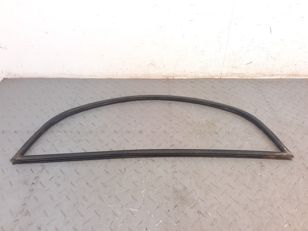 JAGUAR XJS HE PRE FACELIFT COUPE REAR WINDOW SEAL GLASS RUBBER USED SECTION