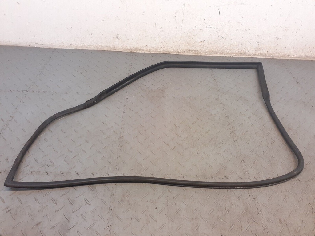 JAGUAR XJS FACELIFT PASSENGER FRONT DOOR SEAL RUBBER FRAME BODY CLOSURE