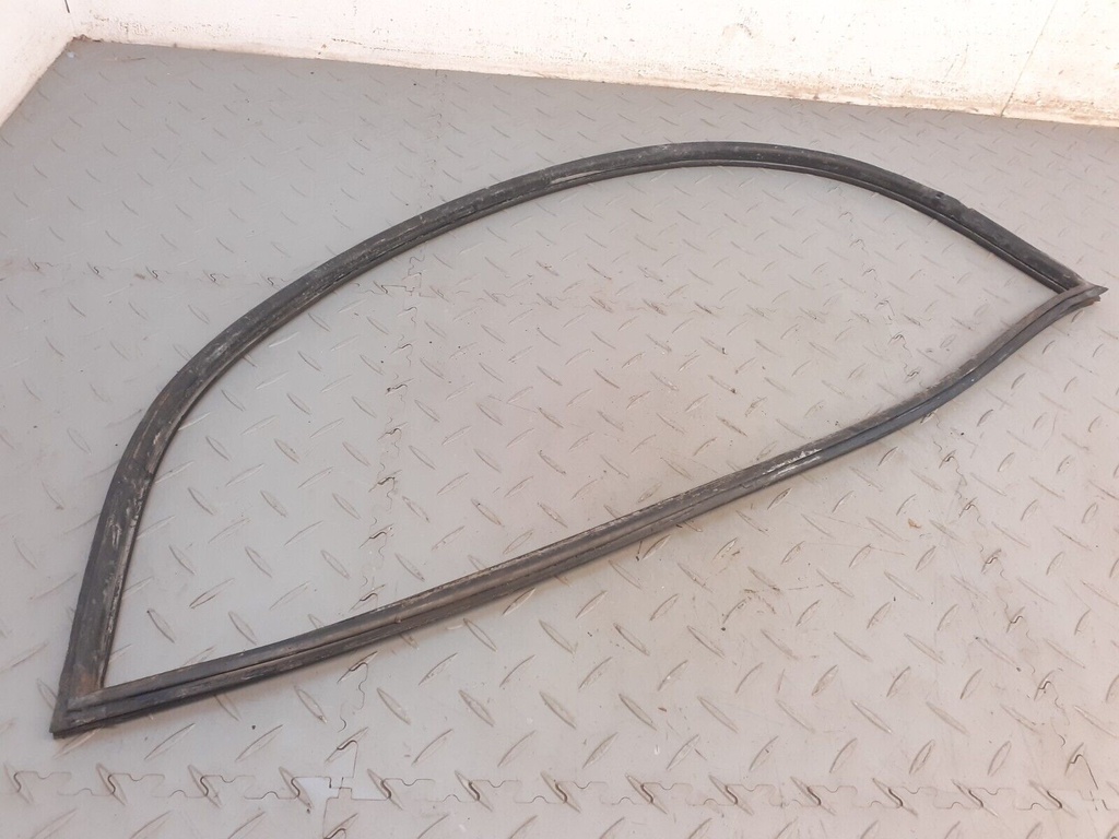 JAGUAR XJS HE PRE FACELIFT COUPE REAR WINDOW SEAL GLASS RUBBER USED SECTION