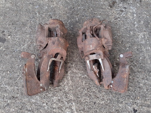 [-8247 LG] PAIR OF JAGUAR EARLY MK2 DUNLOP REAR HAND BRAKE CALIPERS AXLE 4HA