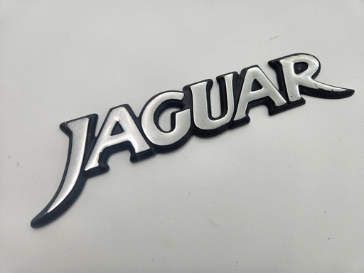 [-8753 HHB3] JAGUAR X100 XK8 SILVER BADGE TRIM EMBLEM JAG REAR END BOOT LID TRUNK REPLACEMENT