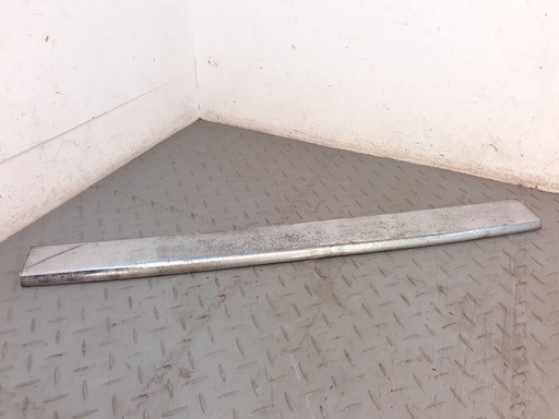 [BCC3434-7760 J1] JAGUAR XJS PRE FACELIFT CENTRE REAR CHROME BLADE EXTERIOR FINISHER TRIM SECTION